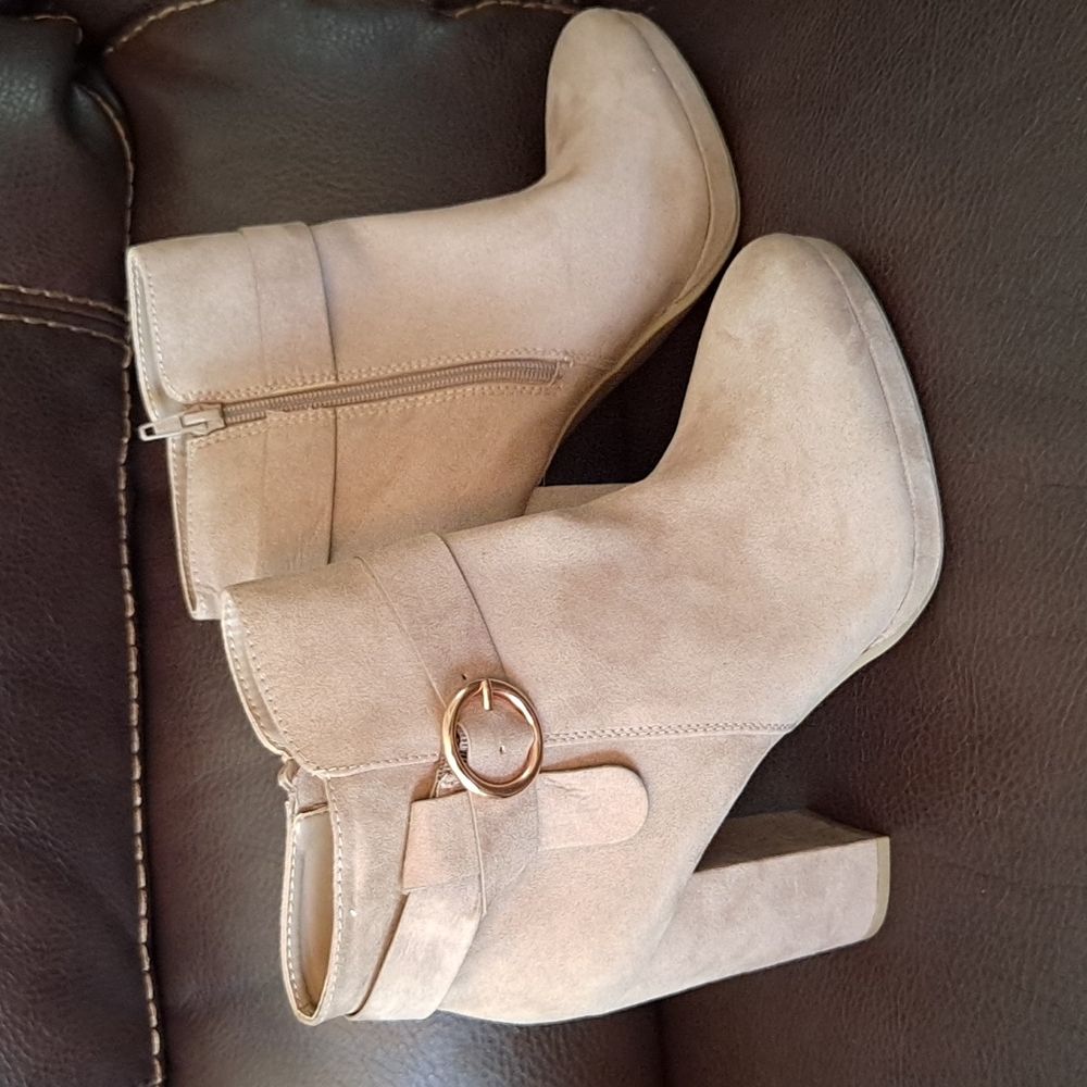 LC Lauren Conrad Avant High Heel Ankle Boots (10)